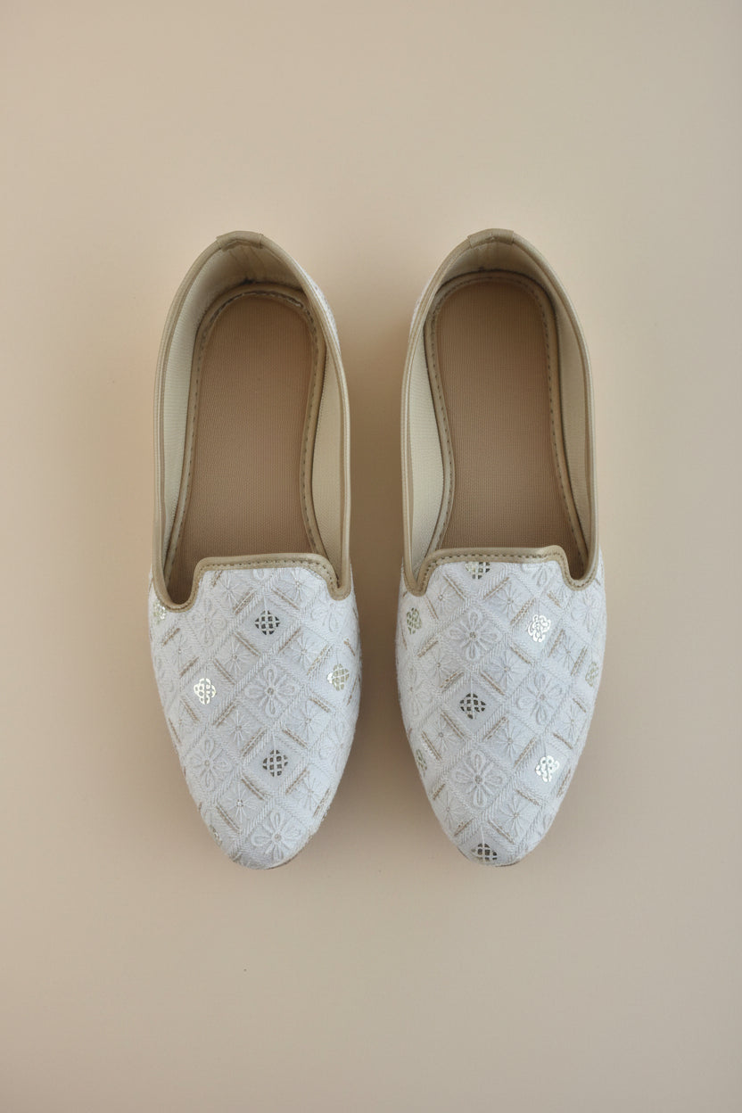 KPL0069 Off White Flower Embroidered Jutti