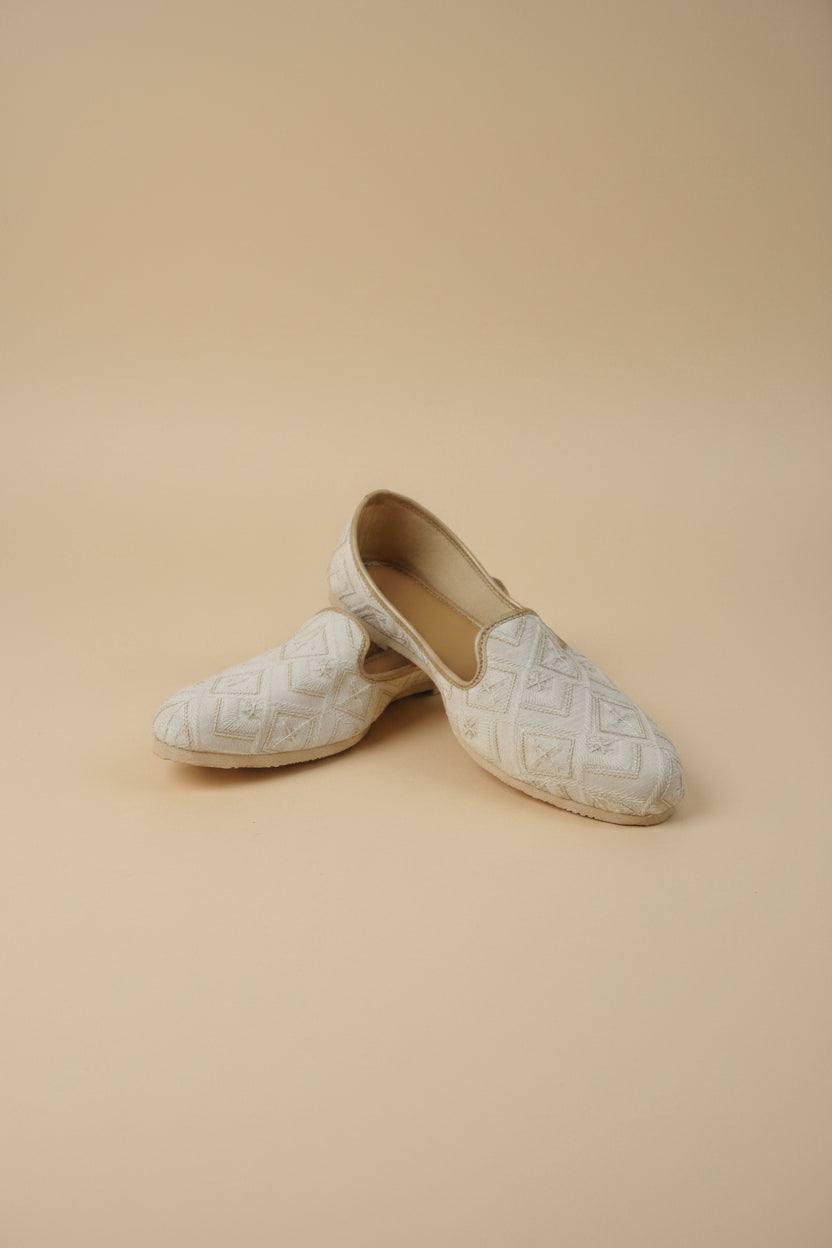KPL0068 White Juthi with Chips in Diamond Pattern