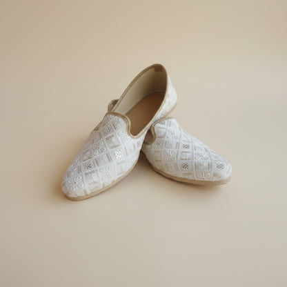 KPL0069 Off White Flower Embroidered Jutti