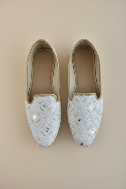 KPL0069 Off White Flower Embroidered Jutti